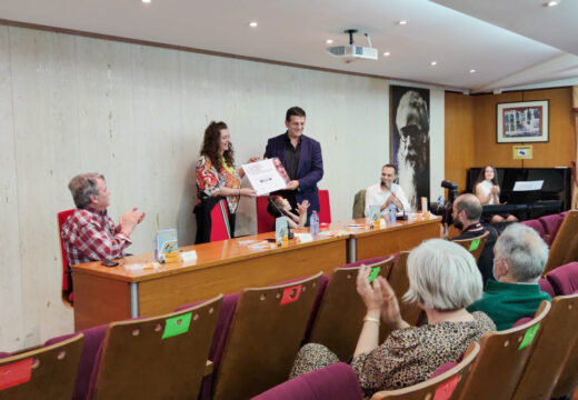 Os nomes de Neira Cruz e Carlos Mosteiro vólvense unir con motivo dun premio literario